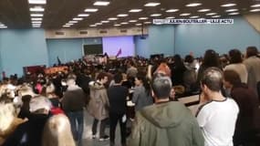 L'amphithéâtre de la fac lilloise bondé d'étudiants et de manifestants ce mardi. 