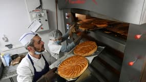 Des boulangers réalisent la traditionnelle galette des rois à Paris le 5 janvier 2021
