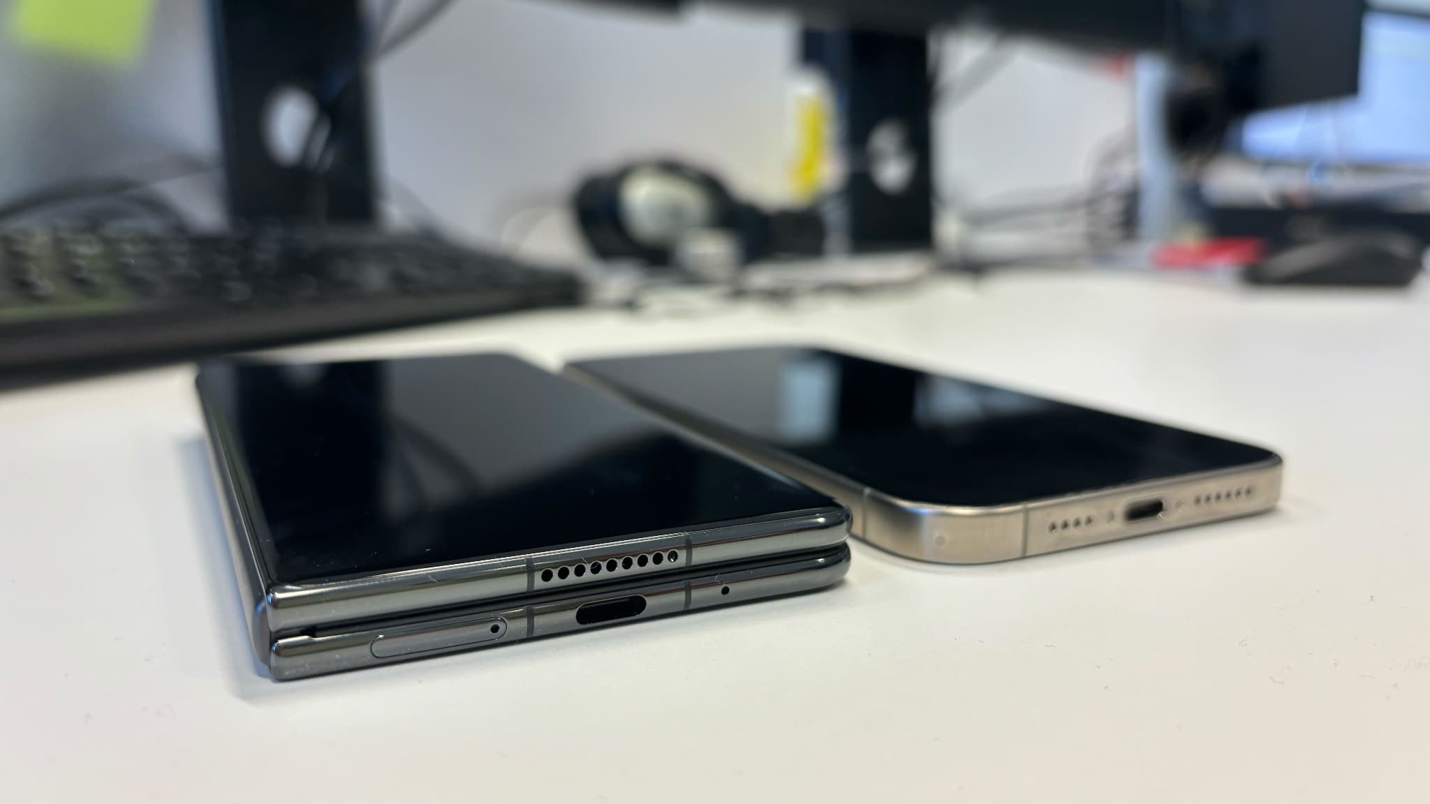 L'iPhone 15 Pro Max face au Magic V2 de Honor