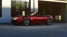 La MX-5 Miata est la meilleure voiture de l'année d'après le jury de 73 journalistes du monde entier réunis à New York, le 24 Mars.