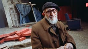 L'abbé Pierre, prêtre catholique français, pose au théâtre Eldorado, le 13 décembre 1988, alors qu'il présente sa deuxième pièce "Permis de Vivre".