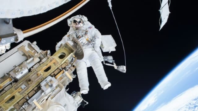 L'astronaute et ingénieur Tim Kopra, en train de travailler sur la station spatiale internationale, dans une photo de la Nasa diffusée le 22 décembre 2015.