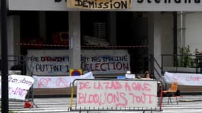 La police a procédé à l'évacuation d'un bâtiment bloqué dans la faculté de Grenoble. 