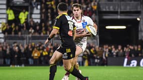 Damian Penaud face à Brice Dulin lors du match de Top 14 entre La Rochelle et l'UBB, 19 novembre 2023