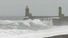 La mer agitée à cause de vents forts, à Fécamp en Normandie. (Photo d'illustration)