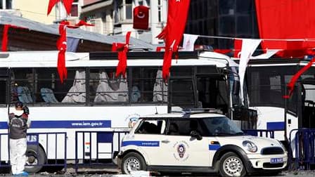 Enquêteurs sur la place Taksim, le principal lieu de rassemblement d'Istanbul, après une explosion visant une voiture de police. Quinze personnes -six policiers et neuf civils- ont été blessées dans cette explosion probablement provoquée, selon la police,