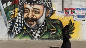 Dans une rue de Gaza. Souha Arafat, veuve de l'ancien président de l'Autorité palestinienne Yasser Arafat, va porter plainte à Paris après des informations de presse selon lesquelles il aurait été empoisonné au polonium, une substance radioactive, en 2004