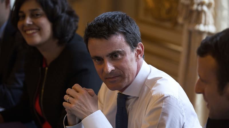 Manuel Valls à l'Hôtel de Matignon le 9 mars 2016, entouré de Myriam El Khomri et d'Emmanuel Macron.