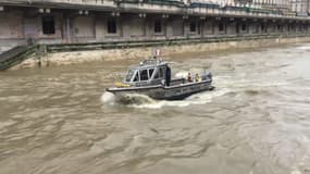 Les recherches doivent reprendre ce lundi, trois jours après la disparition d'une policière dans la Seine.