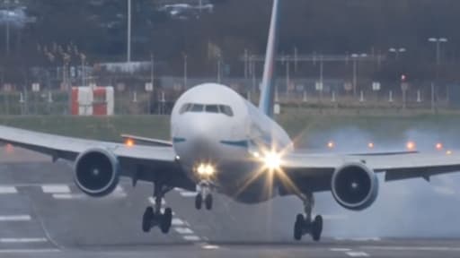Un Boeing 767 a atterri miraculeusement à Birmingham, en Grande-Bretagne.