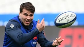 Le demi de mêlée du XV de France Antoine Dupont lors de l'"entraînement du capitaine" à la veille du match du Tournoi des six nations contre l'Irlande, le 11 février 2022 au Stade de France à Saint-Denis