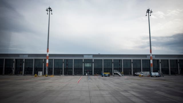 La construction du nouvel aéroport de Berlin a été entachée d'un scandale de corruption et a provoqué la démission de l'ancien maire de la ville. 