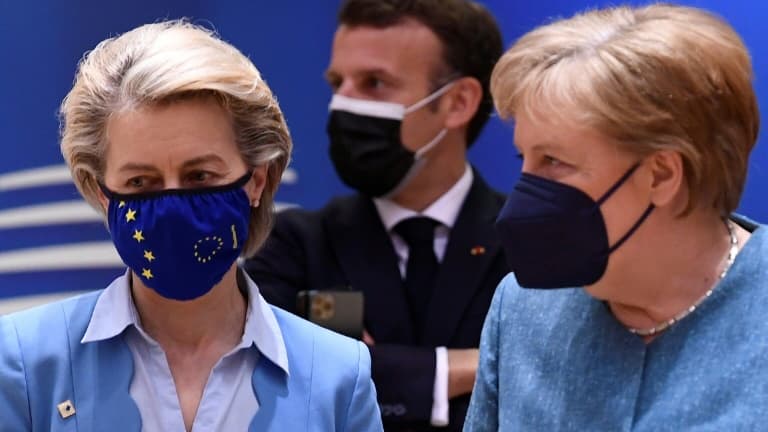 La présidente de la Commission européenne Ursula von der Leyen (g), le président français Emmanuel Macron (c) et la chancelière allemande Angela Merkel au sommet européen de Bruxelles, le 25 mai 2021