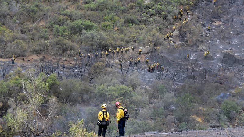 Des pompiers créent une barrière pour ralentir la progression de l'incendie Fairview dans la forêt nationale de San Bernardino, près de Hemet, en Californie, le 9 septembre 2022.