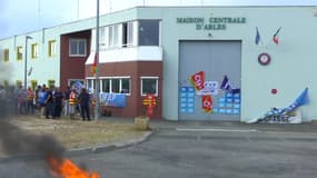 Des surveillants devant la maison centrale d'Arles ce jeudi 4 août 2022.