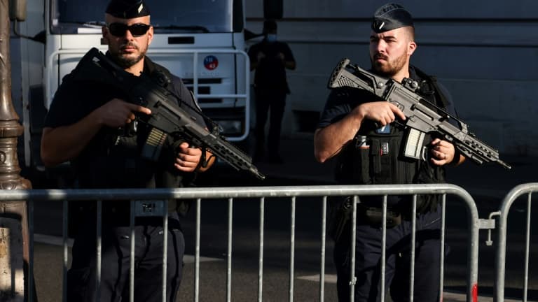 Des gendarmes postés à l'extérieur du vieux palais de justice de Paris le 8 septembre 2021