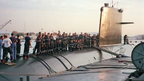 Le 26 octobre 2000 en rade de Toulon, des membres de l'équipage posent sur le sous-marin nucléaire d'attaque (SNA) Emeraude.