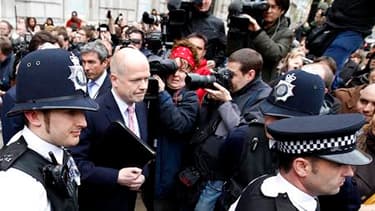 Le porte-parole des Tories pour les affaires étrangères, William Hague, dimanche, après une rencontre avec les représentants des libéraux-démocrates. Les négociations de dimanche n'ayant pas débouché sur un accord de partage du pouvoir, conservateurs et l