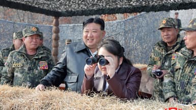 Kim Jong Un et sa fille Ju Ae dans un centre d'entraînement militaire, dans une photo révélée le 15 mars 2024 par des agences de presse d'État nord-coréennes 
