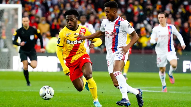 Duel entre Thiago Mendes et Arnaud Kalimuendo, lors de Lens-Lyon le 19 février 2022