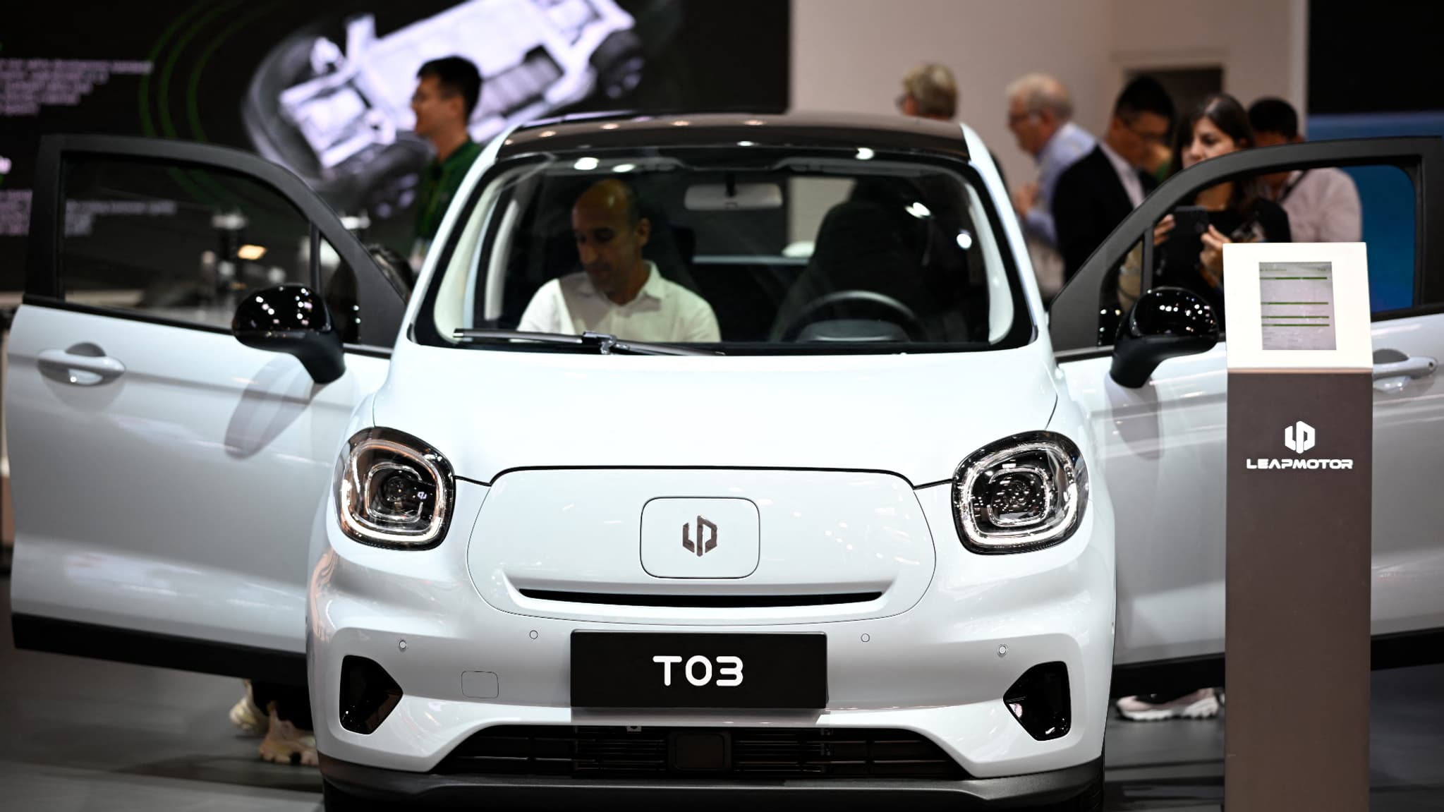 Une citadine électrique Leapmotor T03 est photographiée sur le stand de la startup chinoise de véhicules électriques Leapmotor lors du Salon international de l'automobile IAA à Munich, dans le sud de l'Allemagne, le 6 septembre 2023.