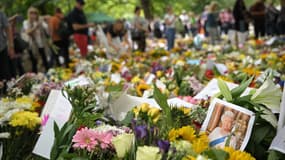 Les fleurs déposées à Green Park à Londres, en hommage à la reine Elizabeth.