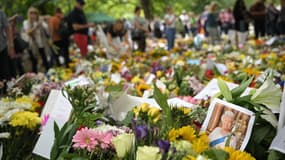 Les fleurs déposées à Green Park à Londres, en hommage à la reine Elizabeth.