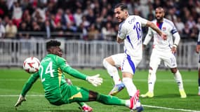 Ligue Europa - OL-Manchester United (2-2) - Rayan Cherki buteur face à André Onana, le 10 avril 2025