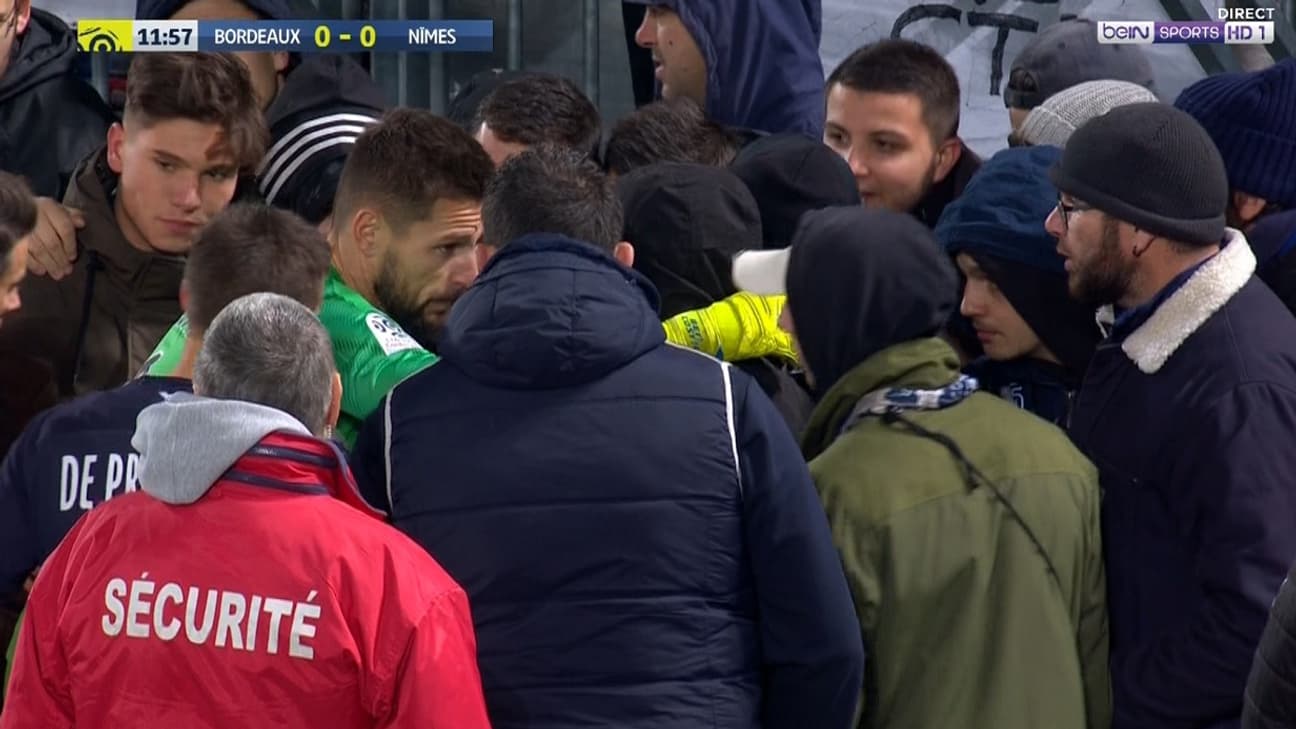 Benoit Costil discute avec les supporters