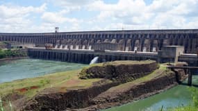 Le barrage d'Itaipu, situé à la frontière entre le Brésil et le Paraguay et exploité par les deux pays, est le second plus grand au monde.