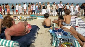 Une chaîne humaine en août 2006, sur la plage de Ramatuelle, dans le Var, pour protester contre le décret plage, qui demandait la destruction des établissements en dur