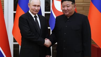 Sur cette photo de famille diffusée par l'agence d'État russe Sputnik, le dirigeant nord-coréen Kim Jong Un (à droite) et le président russe Vladimir Poutine se serrent la main après une cérémonie de bienvenue sur la place Kim Il Sung à Pyongyang, le 19 juin 2024.