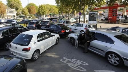 File d'attente à une station-service à Paris. Environ 30% des stations-service françaises rencontrent des problèmes d'approvisionnement en raison des mouvements sociaux liés au débat sur les retraites, selon Jean-Louis Borloo, le ministre de l'Energie. /P