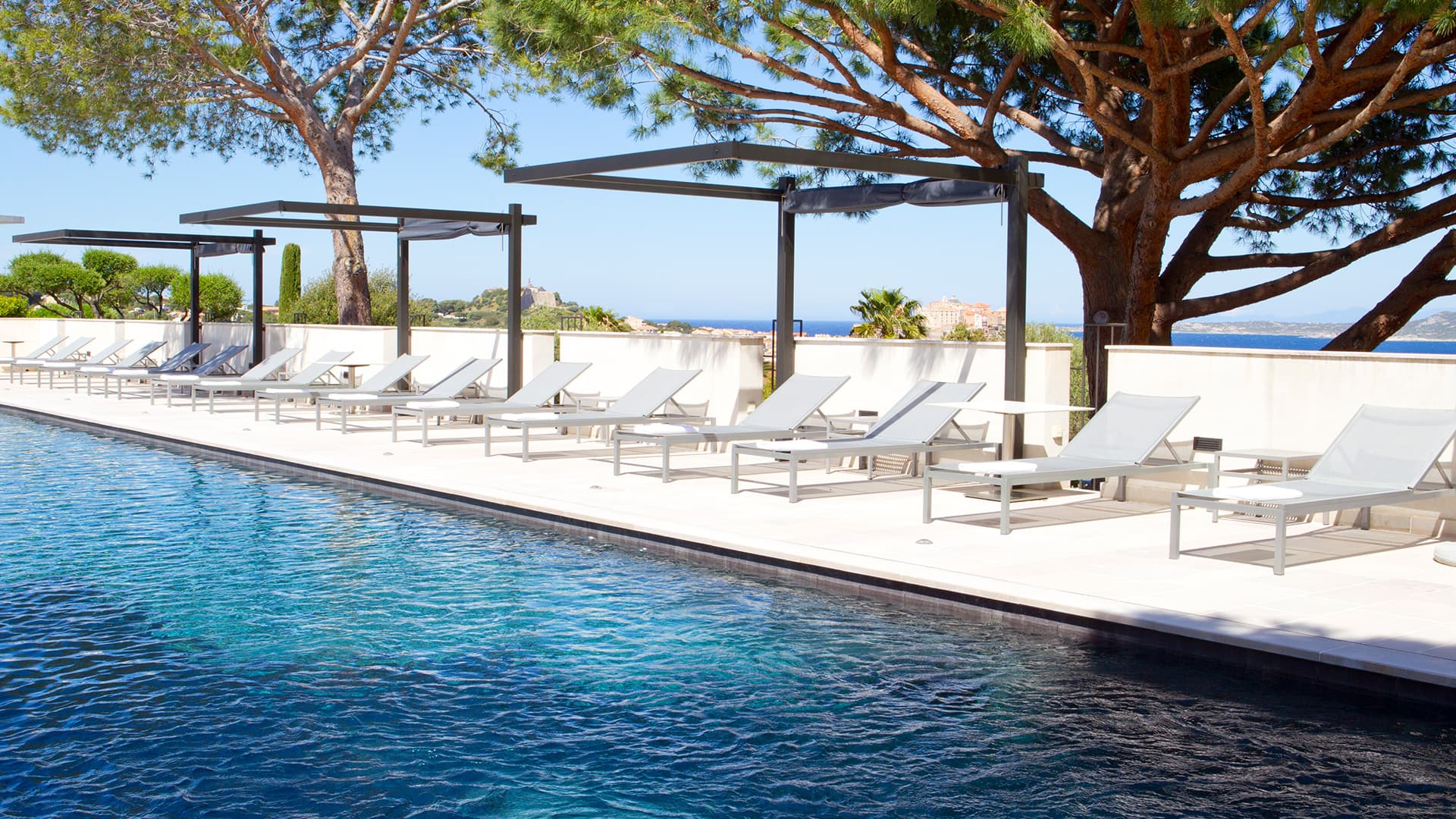 La piscine de la Villa Calvi. La piscine de la Villa Calvi.