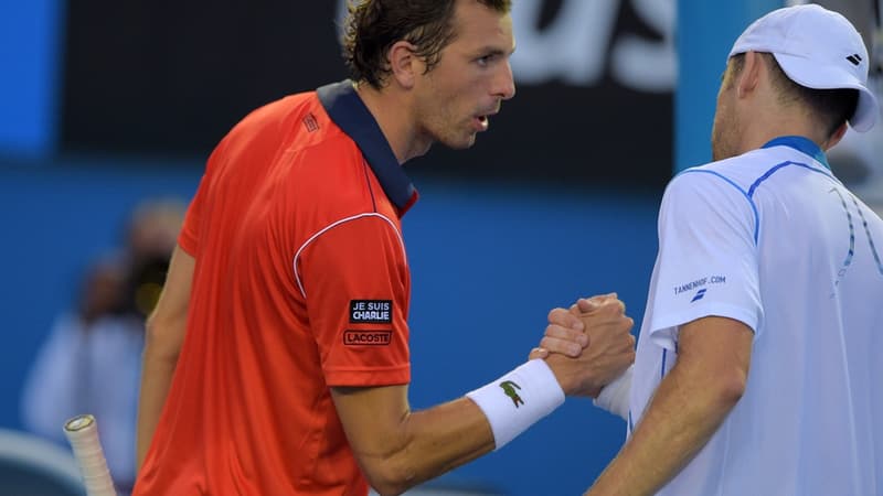 Julien Benneteau a joué ce mardi matin avec "JeSuisCharlie" cousu sur son polo.