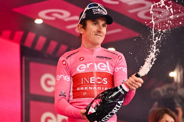 Geraint Thomas célébrant son maillot rose au Giro 2023 avec une bouteille de prosecco