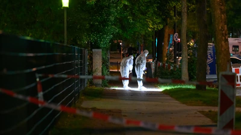 La police enquête devant la synagogue, à Hambourg. 