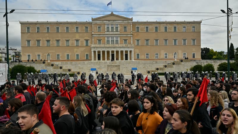Grèce: plus de 11.000 manifestants commémorent le meurtre d'un adolescent par un policier