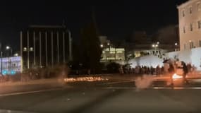 Des heurts ont éclaté à Athènes le 3 mars 2023 entre des manifestants et des policiers