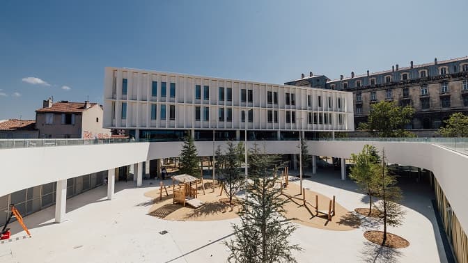 L'élu d'opposition Guy Teissier a demandé la débaptisation de l'école Simone de Beauvoir, auparavant appelée école Marceau.