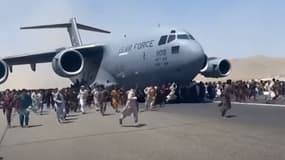 EN VIDEO - Paniqués, des Afghans s'accrochent à un avion en train de décoller: les images du chaos à Kaboul
