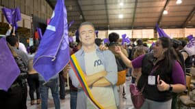 Les partisans du candidat présidentiel équatorien du Parti d'action nationale démocratique, Daniel Noboa, célèbrent les résultats du second tour de l'élection présidentielle à Quito, le 15 octobre 2023. Le plus jeune président élu de l'Équateur, Daniel Noboa, s'est engagé dimanche après sa victoire électorale à œuvrer pour "restaurer la paix" dans ce pays sud-américain en proie à une guerre sanglante entre gangs de drogue.