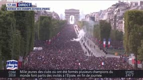 L'immense foule prête à accueillir les Bleus sur les Champs-Élysées