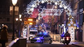 Un véhicule de police dans une rue du centre-ville de Strasbourg, ce mardi soir.