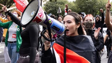 Des manifestants, brandissant des banderoles, se rassemblent place du Châtelet à Paris, lors du mouvement de protestation "Bloquons tout" le 10 septembre.