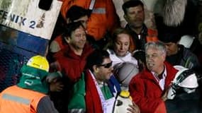 Luis Urzua (au centre, en vert, avec à sa gauche le président chilien Sebastian Pinera), a été le dernier des 33 mineurs bloqués sous terre pendant 69 jours à être ramené à la surface. L'opération de sauvetage, empreinte d'émotion et hautement médiatique,