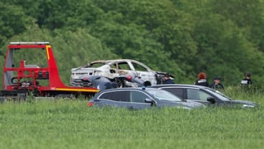 Une voiture carbonisée utilisée lors d'une attaque à la voiture bélier contre un fourgon pénitentiaire au péage routier d'Incarville, le 14 mai 2024 à Gauville-la-Campagne, dans l'Eure