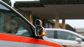 Une voiture de police devant l'entrée de l'hôtel Baur au Lac, le 3 décembre 2015 à Zurich, où les autorités suisses ont mené une opération matinale pour arrêter plusieurs officiels de football de la FIFA. (image d'illustration)