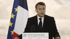 Emmanuel Macron prononce un discours lors de sa visite du chantier du futur siège du service de renseignement intérieur français, la Direction générale de la sécurité intérieure (DGSI) à Saint-Ouen, le 11 mars 2025.