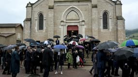 Des personnes assistent aux funérailles de Bernard Pivot à Quincié-en-Beaujolais, le 14 mai 2024 dans le Rhône.